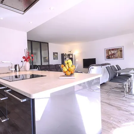 Poincarre Apartment *